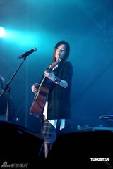 幻灯组图：萧敬腾着铆钉皮衣献唱 卢广仲瑶瑶泯恩仇