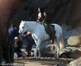 组图：《暮光》女主角新片扮公主 遭喷水露半球