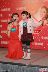 组图：杨怡罗仲谦现身拜年 坦承已见家长