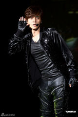 组图：萧亚轩不畏低温卖性感 与罗志祥合体演出