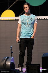 组图：萧亚轩昆凌等港台百位明星同台为公益开唱