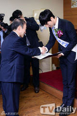 组图：朴海镇模范纳税 金荷娜刘仁娜美艳