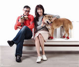 组图：韩星郑佳恩携爱犬拍写真幸福有爱