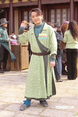 幻灯图：容祖儿新片造型搞怪 与阿Sa(蔡卓妍)亲热如姐妹花