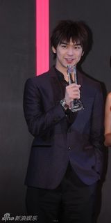 高清图：陈柏霖现身时尚活动 帅酷造型引发追捧