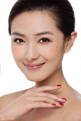 组图：万茜裸妆写真曝光 清新大气展温暖笑容