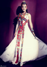 高清组图：藏族歌手阿斯根展示藏族服饰