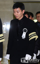 组图：SJ利特送别至亲悲痛欲绝 始源等团员抬棺