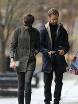 组图：海瑟薇冒雨低碳出行 与老公搭地铁秀恩爱