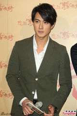 组图：《杨家将》赴台宣传 郑伊健低调谈婚事