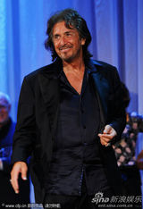 组图：帕西诺获颁导演万岁奖 与小女友分享喜悦