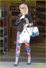 组图：43岁史蒂芬妮挺孕肚出街辣妈范十足