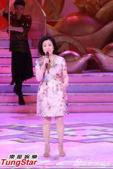 组图：粉红女郎汪明荃发红包 陈展鹏赢好兆头