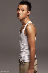 组图：文章首曝背上纹身 魅力写真为爱女露真情