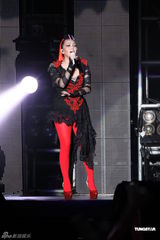 组图：阿妹身著爆乳装开唱 歌迷现场点唱饱耳福