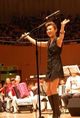 高清组图：尚雯婕三语主持法国音乐节