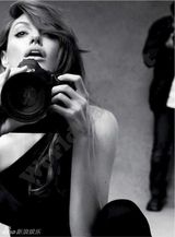 组图：辣妈安吉丽娜-朱莉登杂志封面电眼迷人