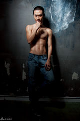 组图：茅子俊《魅力先生》拍性感写真露腹肌