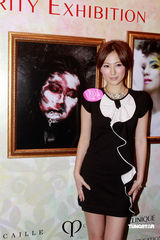 组图：刘心悠何超莲出席画展 林晓培介绍专辑进度