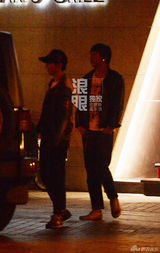 组图：潘粤明深夜与友泡吧 助理开车送回家