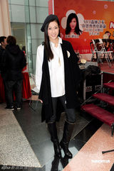 幻灯图：钟嘉欣黑白装扮亮相活动 神采奕奕个性足