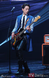 组图：EXO等亮相《M！Countdown》Busker夺冠