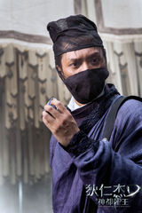 组图：冯绍峰《狄仁杰》造型 红发蓝眼蒙面侠