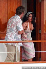 组图：林赛着爆乳吊带裙撕打不慎露半球