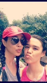 组图：钟丽缇为女儿庆生 晒合影似姐妹