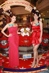 组图：胡杏儿出席圣诞亮灯仪式 艳丽红裙喜庆