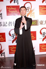 幻灯图：甄子丹造型蜡像揭幕《叶问2》香港票房好