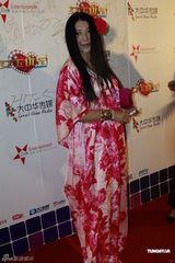 组图：孟茜田丽助阵《Lady呱呱》发布会各秀身材