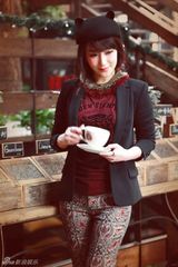 组图：陈紫函变身时尚猫女 慵懒享受下午茶时光