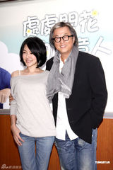 组图：小S经典挑逗男星POSE再现 不知大S已订婚