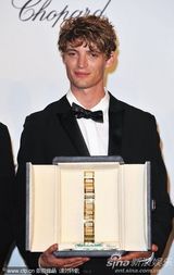 高清图：“耀眼演员奖”颁奖典礼 伯格斯开心获奖