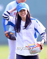 组图：韩滑冰公主金妍儿为棒球赛开球 展露灿烂笑容