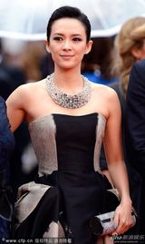 组图：章子怡灰墨裹胸裙走红毯妆容精致