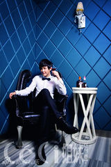 组图：李炜圣诞主题大片曝光 躺浴缸卖萌