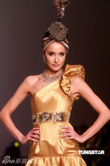 幻灯图：梁咏琪红色深V领礼服裙亮相秀场 艳光四射