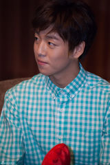 组图：李玹雨现身见面会用中午问候粉丝