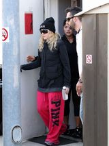 组图：麦当娜粉裤运动衫亮相洛城 金发墨镜炫酷