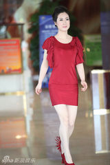 组图：芙蓉姐姐演讲获专人护驾 遭粉丝热情围困