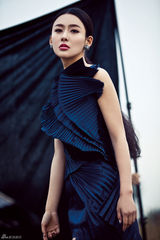 组图：贾青时尚写真复古红唇气场十足