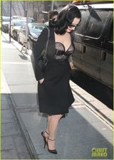 组图：脱衣舞娘蒂塔-万提斯亮相 半裸胸秀雪乳