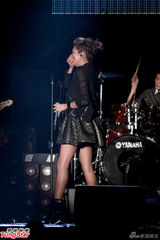 组图：A-Lin落泪小宇忙救场 信旋风登台引高潮