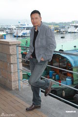 组图：苗侨伟新剧开放探班 称艺人吸毒减压是借口