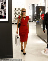 组图：希尔顿携小男友逛街 紧身红裙曲线毕露