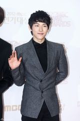 高清图：尹恩惠金秀贤JYJ亮相MBC演技大赏红毯