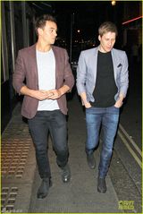 组图：戴利与男友约会 嘴角含春甜蜜注视