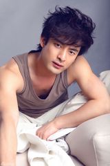 组图：娄淇拍时尚写真 化身阳光正太卖萌